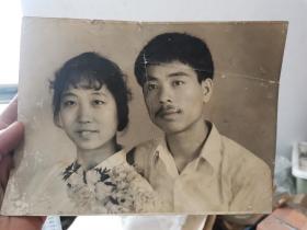 【时间都去哪儿了，绘画素材】一张老照片：80年代男女青年合影