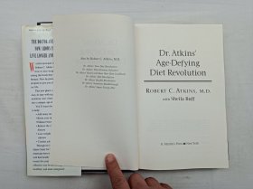 Dr. Atkins' Age-Defying Diet Revolution；ROBERT C. ATKINS, M.D. with Sheila Buff；St. Martin's Press  New  York；小16开；硬精装；