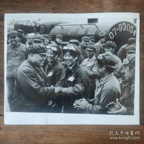 超大尺寸：1977年，沈阳军区司令员、政治局委员李德生，视察大庆并同女司机们握手