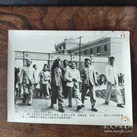 1959年，邓小平、李富春视察建设中的黑龙江富拉尔基重型机器厂