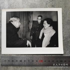 1981年，廖承志与北京外国语学院副教授甘莹、暨南大学副校长李辰交谈