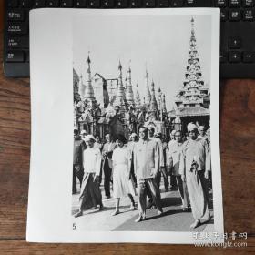 超大尺寸：1981年，（赵）访问泰国，炳·廷素拉暖总理接机（1076号）