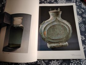 26*22公分《中国战国时代の雄 中山王国文物展》 平装九五成新、183页，94件组战国时期中山国出土文物、东京国立博物馆 日本经济新闻社 1981年国时代地图 墓室平面图 出土的三峰戟形器 青铜鼎 扁壶及其内古酒屏风台的桌 烛台 玉璧玉瑗等玉器 玛瑙 陶器等大量彩色黑白插图，中山国，位于今太行山东麓河北省中南部，是东周时期由我国北方游牧民族白狄族鲜虞部所建立的诸侯国。中山国在与中原列强争
