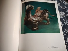 26*22公分《中国战国时代の雄 中山王国文物展》 平装九五成新、183页，94件组战国时期中山国出土文物、东京国立博物馆 日本经济新闻社 1981年国时代地图 墓室平面图 出土的三峰戟形器 青铜鼎 扁壶及其内古酒屏风台的桌 烛台 玉璧玉瑗等玉器 玛瑙 陶器等大量彩色黑白插图，中山国，位于今太行山东麓河北省中南部，是东周时期由我国北方游牧民族白狄族鲜虞部所建立的诸侯国。中山国在与中原列强争