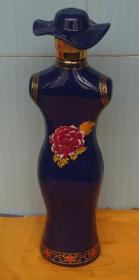 收藏酒瓶 旗袍金边牡丹花蓝色玻璃艺术酒瓶高30厘米一斤装 品相很好无划痕
