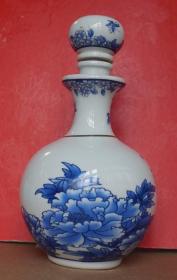 旧的空酒瓶  蓝牡丹景德镇青花瓷酒瓶高22厘米容量475毫升原物拍照dd