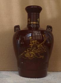 收藏旧的空酒瓶  景阳冈武松打虎图非瓷酒瓶高18厘米一斤装A2
