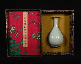 旧藏宋汝窑包口玉壶春瓶，高22.5×12.5厘米