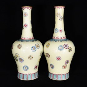 乾隆扒花粉彩皮球花纹瓶，25×12
