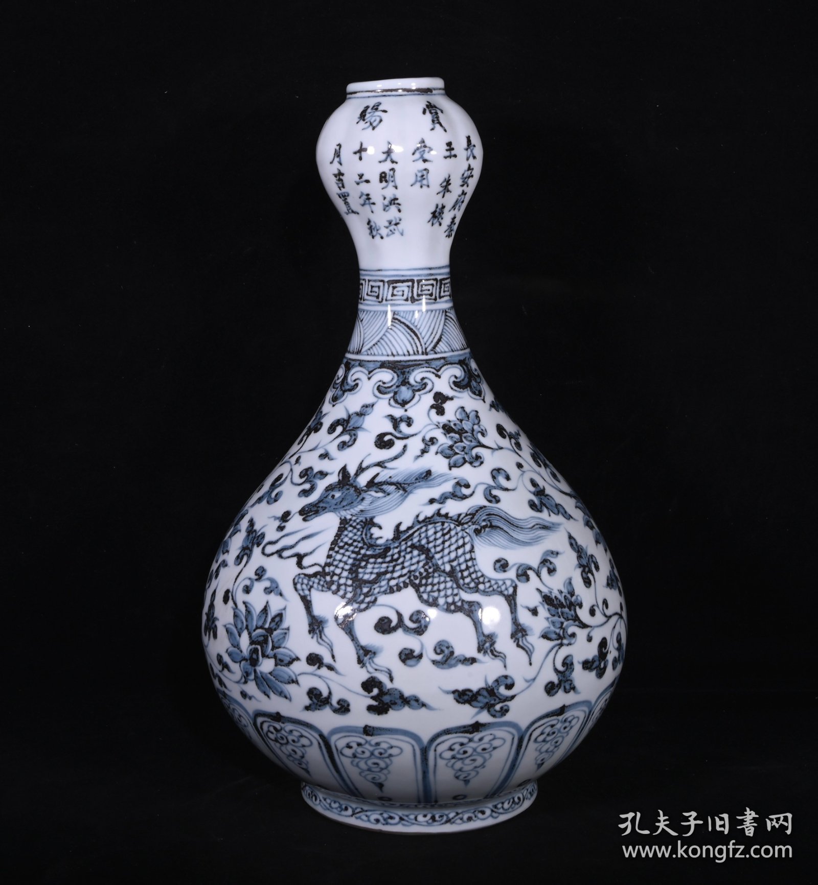 大明洪武年制青花凤纹蒜头瓶，高32.5×20厘米