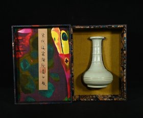 旧藏宋汝窑刻乾隆御题纹炫纹瓶，高22.5×14厘米