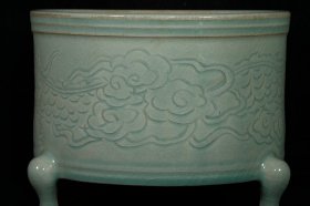 旧藏宋汝窑官字款雕刻龙纹三足奁，高13.8×19.5厘米