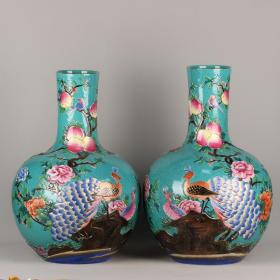 清乾隆 珐琅彩鎏金浮雕凤凰系牡丹纹天球瓶一对
高宽：49*31cm