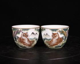 清雍正珐琅彩百兽之王茶杯. 高5.5径7.3厘米