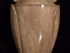 宋哥窑象耳瓶，高40×21厘米