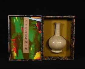 旧藏宋哥窑乾隆御题纹撇口瓶，高22.5×14.5厘米