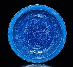 明弘治蓝釉雕刻龙凤纹赏盘，高5.3×34厘米
