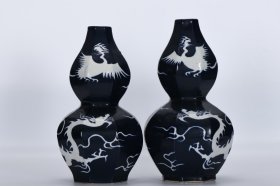 元祭兰留白龙凤纹葫芦瓶一对高34.2厘米，口径5.3厘米，肚经19.8厘米，底经12.5厘米