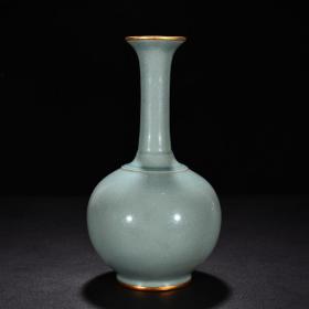 宋汝窑天青釉长颈瓶（錾刻镶嵌宝石）
高28厘米        宽15厘米