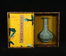 旧藏宋官窑修内司款八方瓶，高24×15厘米