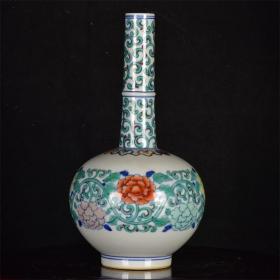 大清雍正年制斗彩缠枝花卉纹长颈瓶 
高：23厘米 宽：12厘米