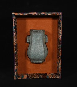 旧藏宋官窑冰裂纹贯耳瓶，高16.8×11.5厘米