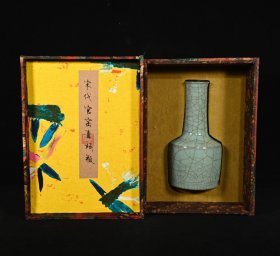 旧藏官窑直颈瓶，高23.5×12厘米