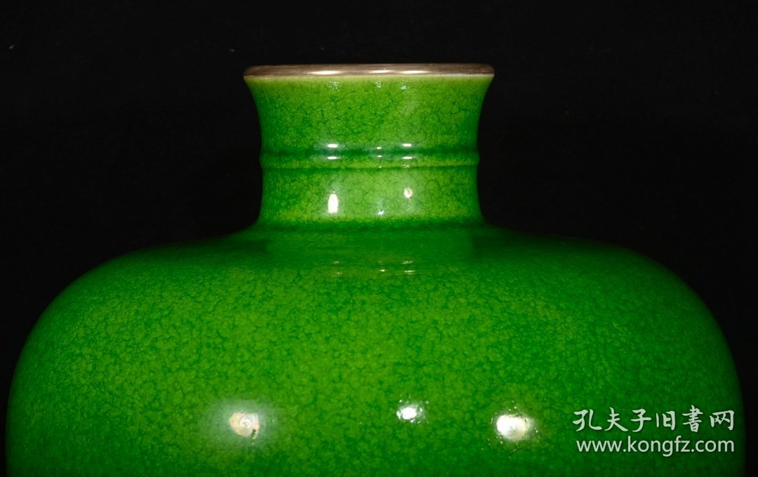 雍正年制绿色鱼籽釉描金口梅瓶一对，高32×20厘米