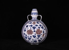 大明宣德年制青花釉里红缠枝牡丹纹扁瓶，高30×21厘