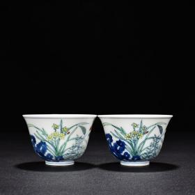 清雍正斗彩水仙花卉纹杯
高5.3厘米          宽8.2厘米