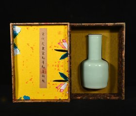 旧藏宋龙泉窑直颈瓶，高24×12.5厘米