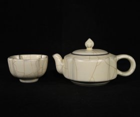 官窑茶具一套，壶9×16厘米，壶5×7.5厘米