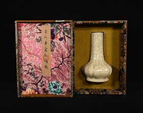 旧藏宋哥窑乾隆御题纹瓜棱瓶，高22.2×15.5厘米