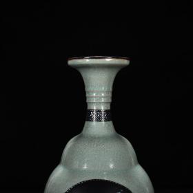 宋汝窑天青釉镶嵌贝壳炫纹盘口瓶
高28厘米       宽14厘米