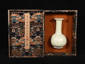 旧藏宋哥窑金丝铁线乾隆御题纹盘口瓶，高22×13厘米