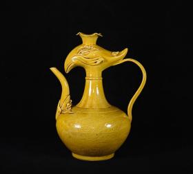 明弘治年制姣黄釉雕刻凤纹凤首壶，高22×17厘米