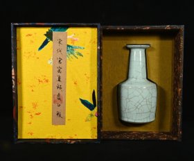 旧藏宋官窑刻乾隆御题纹直颈盘口瓶，高23×12厘米