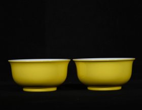 雍正年制柠檬黄釉杯一对，高4.3×8.5厘米