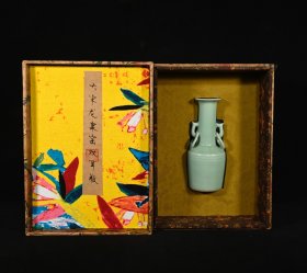 旧藏宋龙泉窑双耳瓶，高19.5×8.5厘米