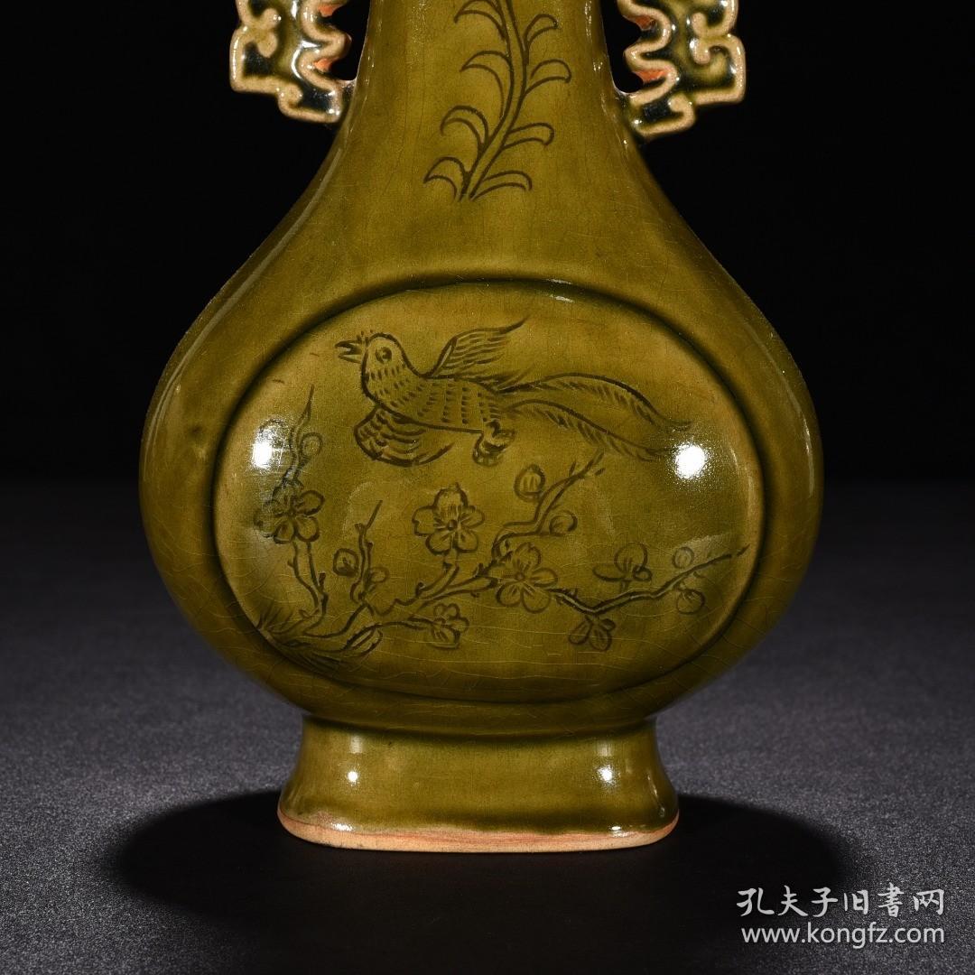 越窑青瓷花鸟纹双耳扁瓶
高23厘米        宽13.5厘米