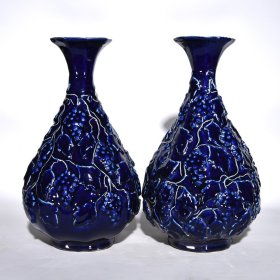 元蓝釉浮雕葡萄纹玉壶春瓶，33.5×19