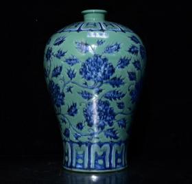 明永乐松石绿釉花卉纹梅瓶，高29×19厘米