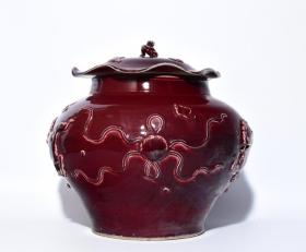 元祭红釉堆雕狮子纹荷叶盖罐，高34×34厘米