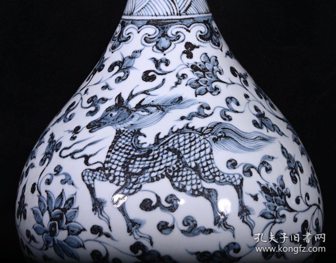 大明洪武年制青花凤纹蒜头瓶，高32.5×20厘米