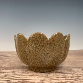 哥窑哥瓷莲花碗，高8.5厘米，直径13厘米