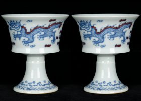 明弘治沥粉青花釉里红龙凤纹高脚杯
高11.5cm           直径10.5cm