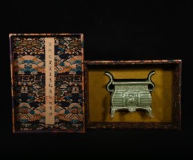 旧藏宋龙泉窑豆青雕刻鹿纹双耳炉，高15.7×17.5厘米