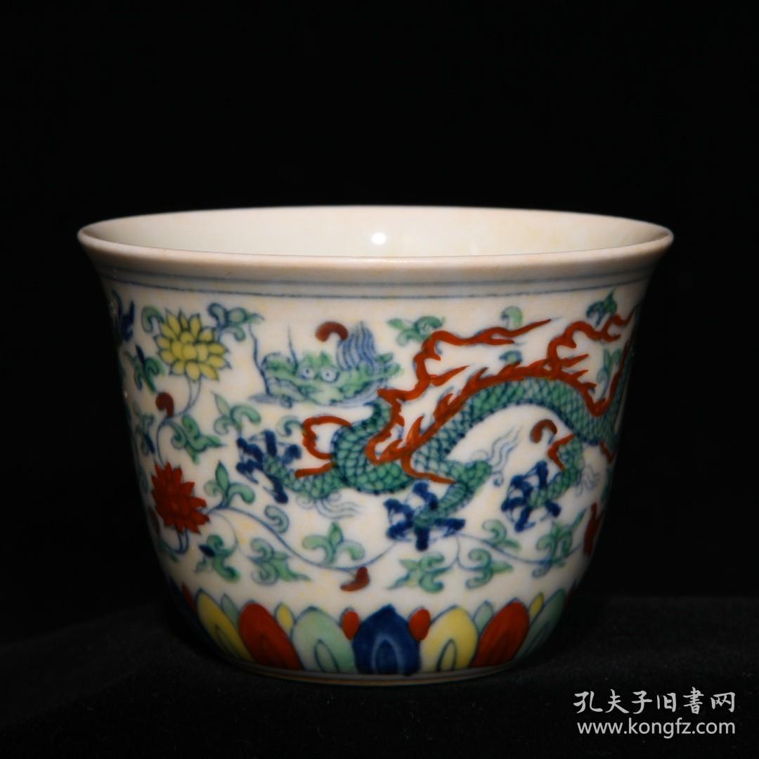 明成化斗彩龙纹杯，高5.3cm直径7.3cm