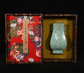 旧藏宋官窑修内司款贯耳瓶，高22.5×12厘米