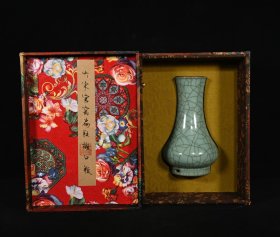 旧藏宋官窑穿带瓶，高22×12.5厘米